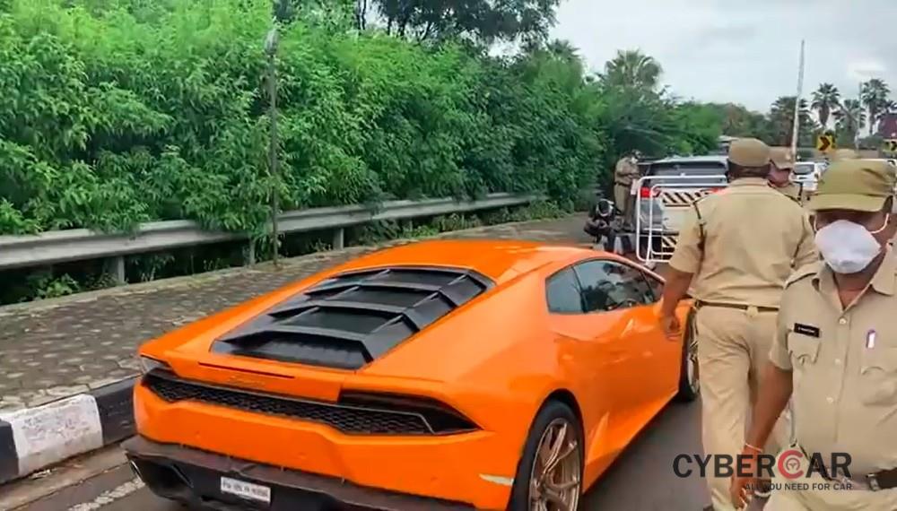 Một chiếc siêu xe Lamborghini Huracan bị cảnh sát tịch thu