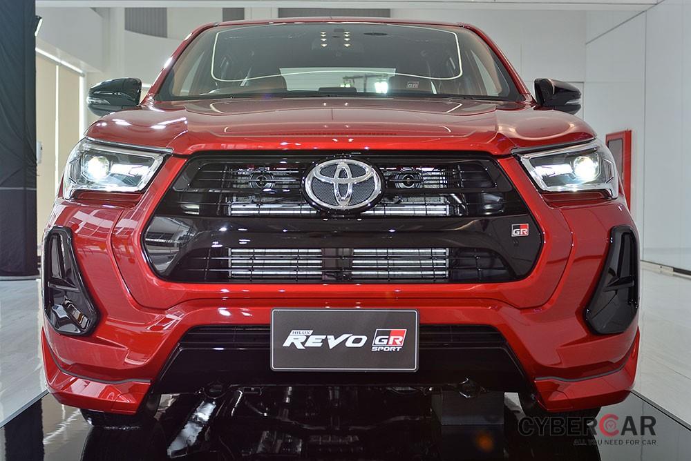 Toyota Hilux GR Sport 2021 gầm thấp có bộ body kit thể thao hơn và không có đèn sương mù trước