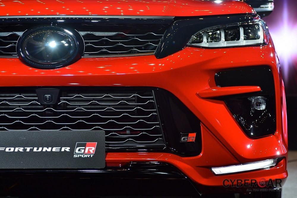Toyota Fortuner GR Sport 2021 có lưới tản nhiệt dưới và hốc đèn sương mù mới