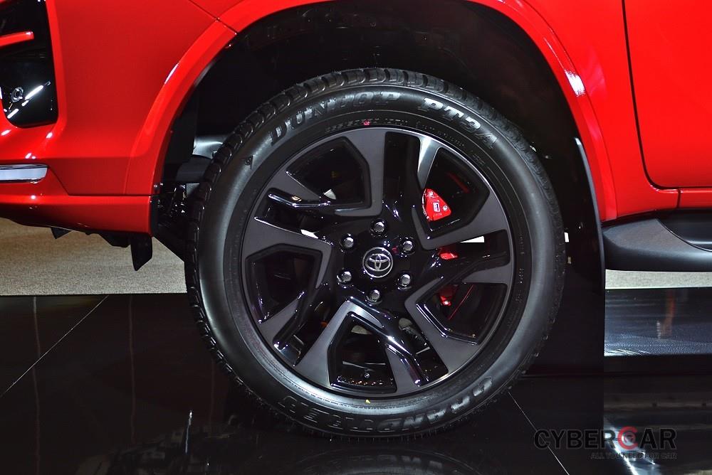 Vành 20 inch màu thuốc súng và cùm phanh màu đỏ của Toyota Fortuner GR Sport 2021