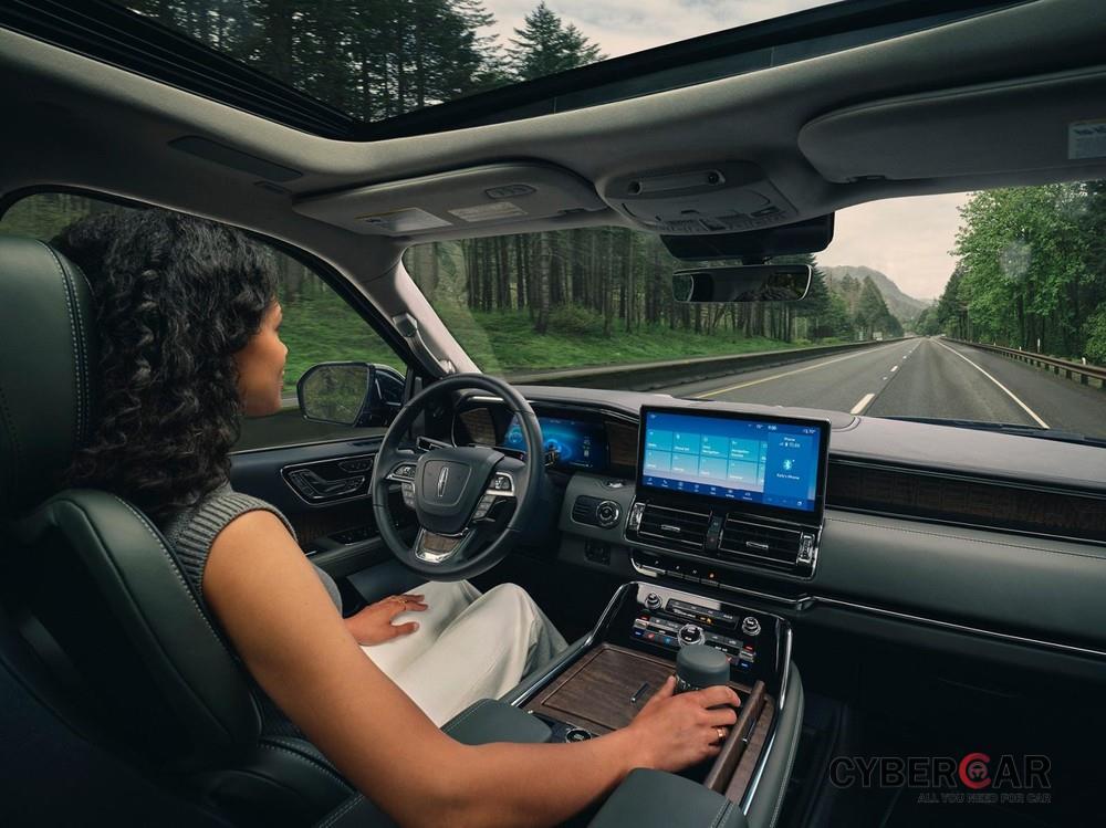 Lincoln Navigator 2022 có hệ thống lái bán tự động ActiveGlide