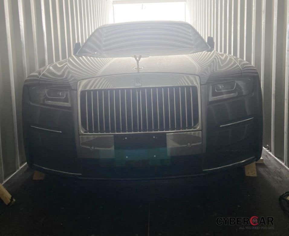 Hình ảnh khui công chiếc xe siêu sang Rolls-Royce Ghost 2021 mới về Việt Nam được công ty nhập khẩu tư nhân Hà Nội chia sẻ