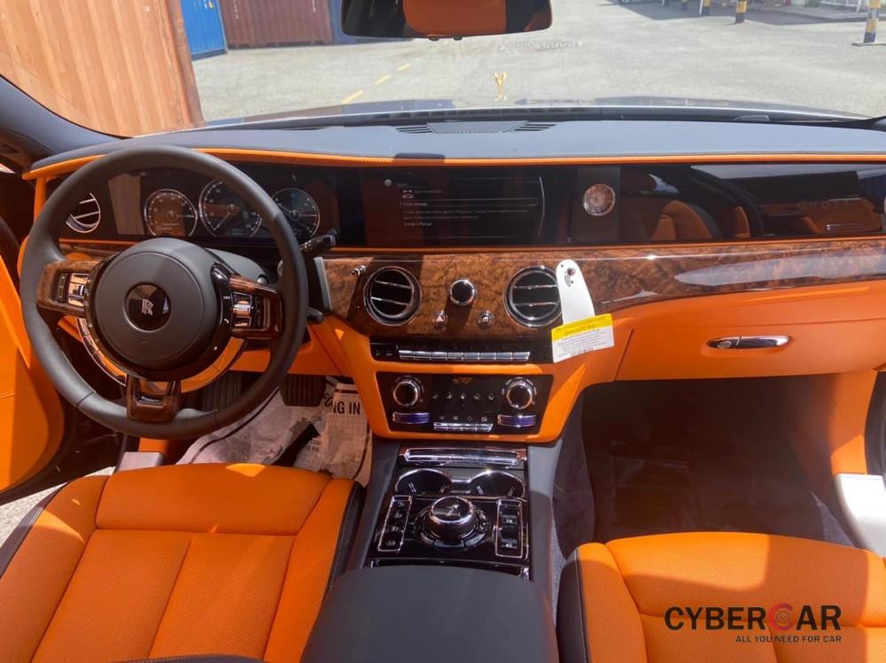 Nội thất chiếc xe siêu sang Rolls-Royce Ghost thế hệ mới vừa về dải đất hình chữ S có màu cam rất thời trang và gỗ ốp cao cấp