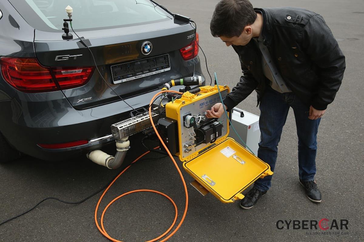 kiểm tra hệ thống khí thải của ô tô