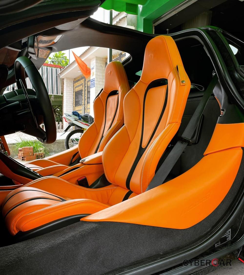 Màu áo được chọn cho khoang lái siêu xe McLaren 720S này là cam