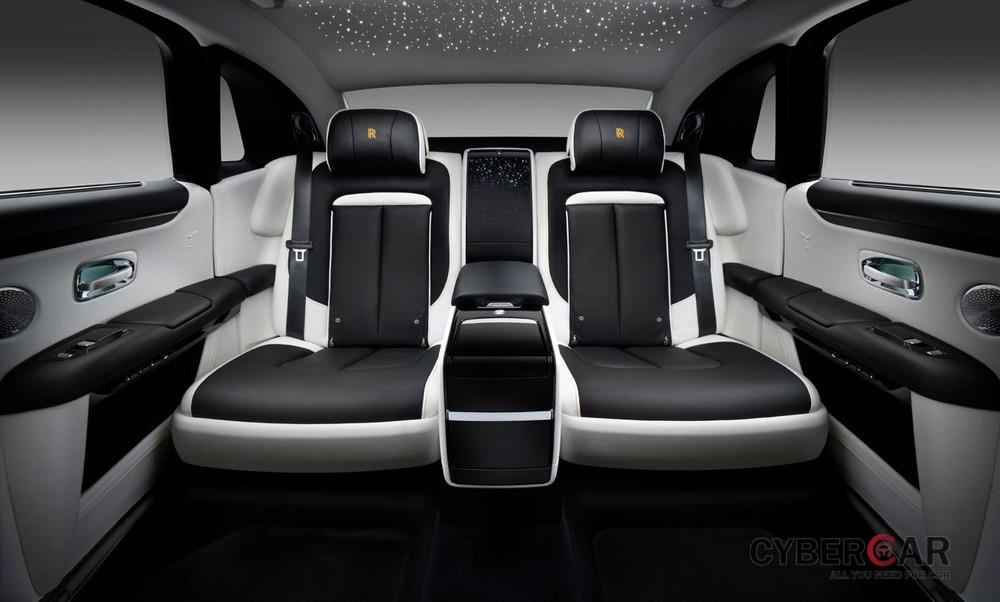 Hàng ghế sau của Rolls-Royce Ghost 2021 và bầu trời sao là trang bị tiêu chuẩn
