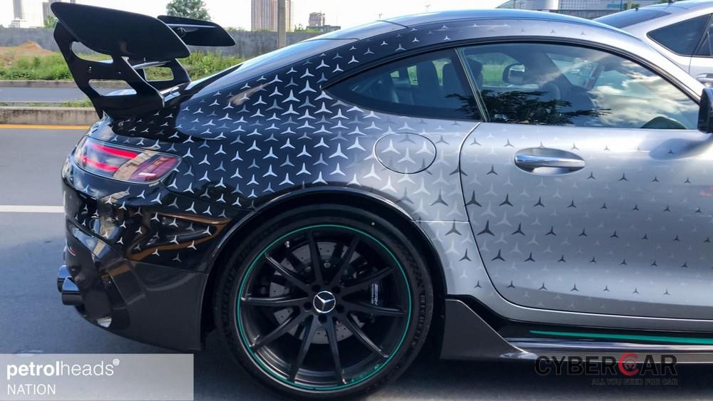 Ngoại thất xe được phối màu như mẫu xe F1 của đội đua Mercedes-AMG Petronas