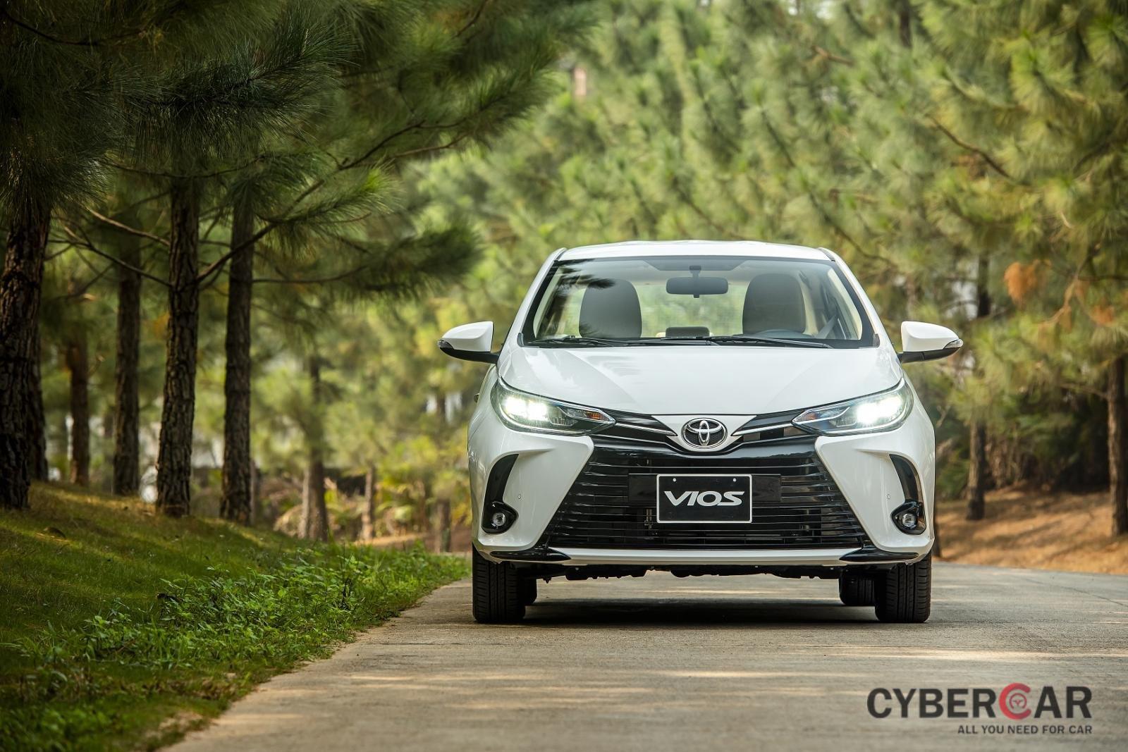 Toyota Vios giảm tới 60 triệu đồng tại đại lý, giá xe Hyundai Accent 