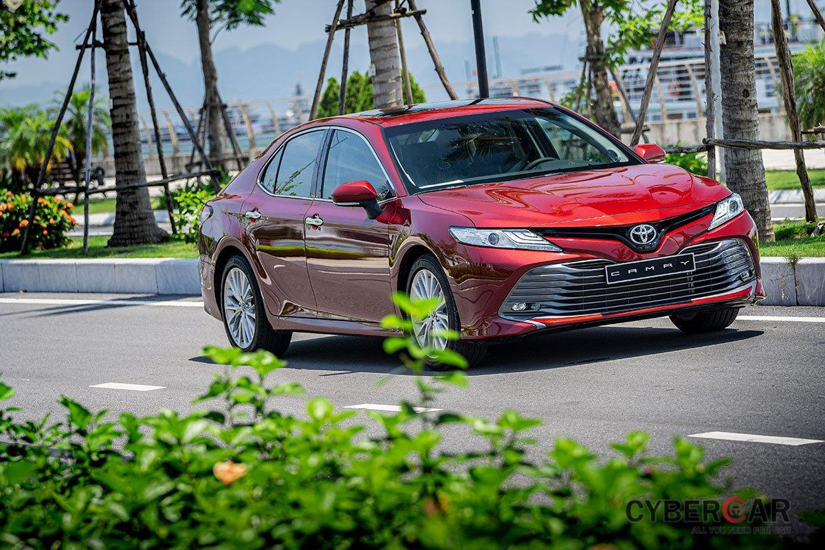 Toyota Camry giảm giá sâu, cuộc cạnh tranh với VinFast Lux 2.0 tăng nhiệt 1
