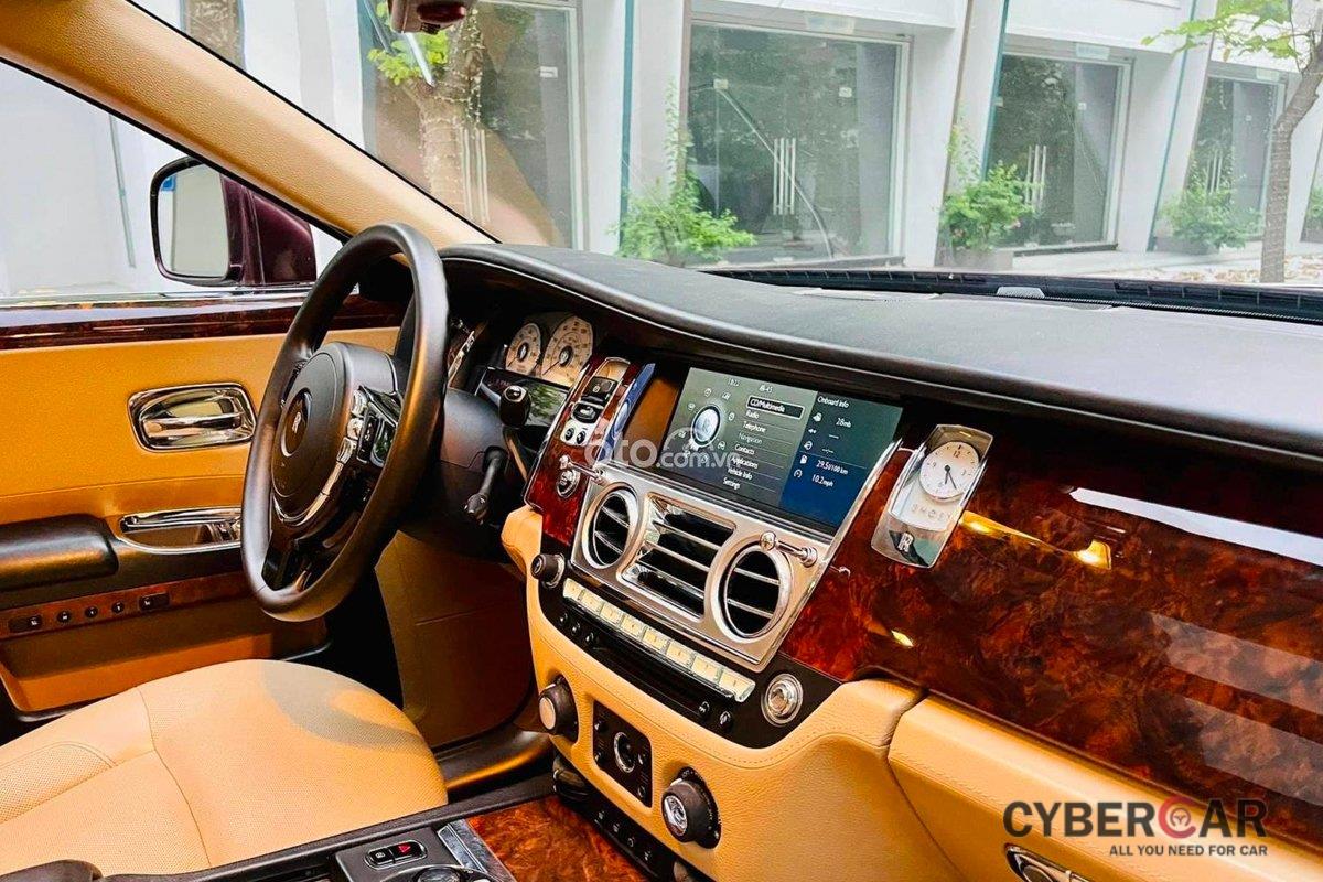 Rolls-Royce Ghost sở hữu khoang nội thất ấn tượng.