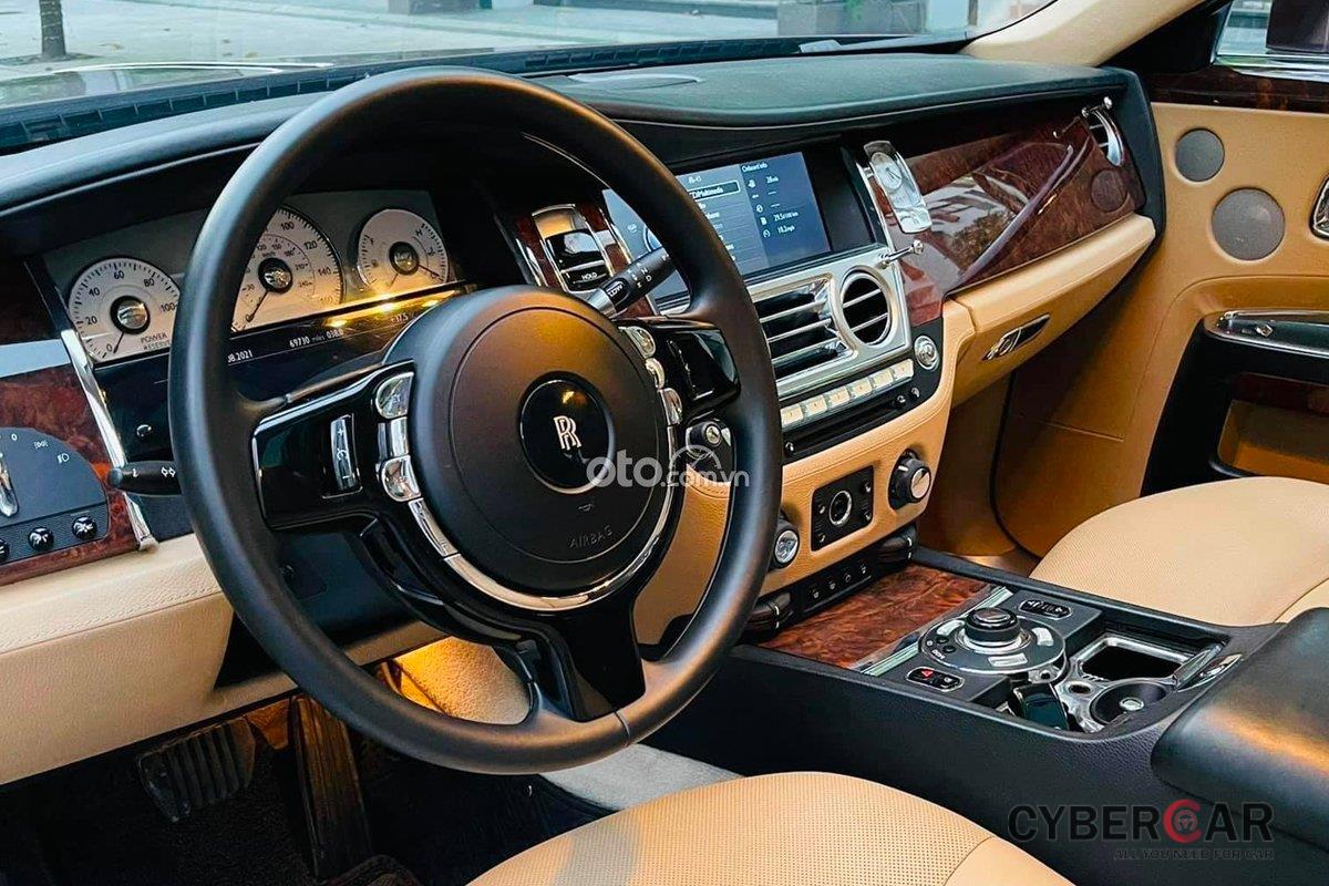 Rolls-Royce Ghost sở hữu khoang nội thất còn rất mới.